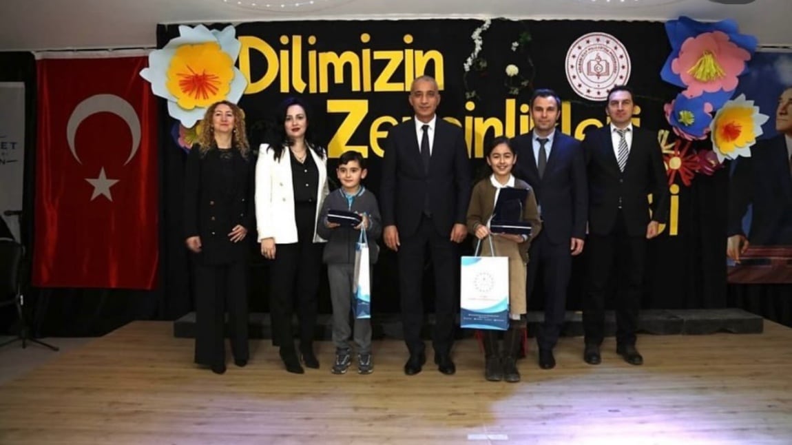 “Dilimizin Zenginlikleri” projesi kapsamında düzenlenen sözlük yarışmasında ödülümüzü aldık.
